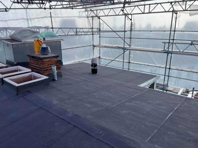 Hvordan får man et nyt tag med tagpap af en tagdækker?