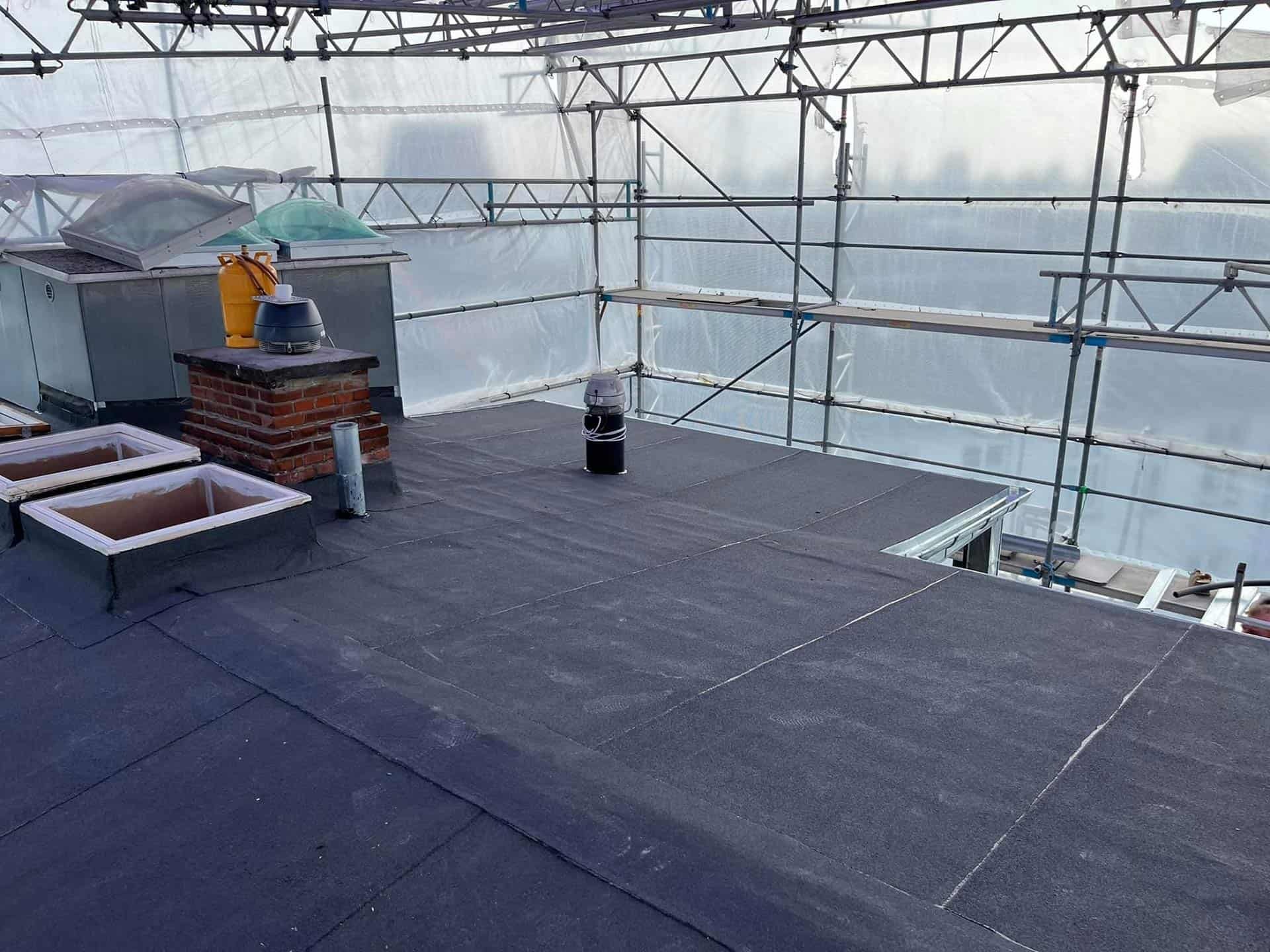 Hvordan får man et nyt tag med tagpap af en tagdækker?